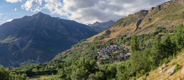 sant climent de taull, jeden z katalońskich kościołów romańskich w vall de boi - vall de boi zdjęcia i obrazy z banku zdjęć