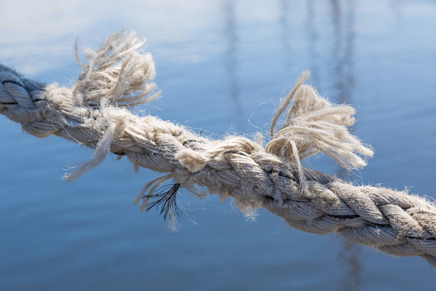 corda su per pausa - rope frayed separation effort foto e immagini stock