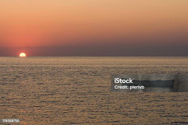 Tramonto Sulla Spiaggia - Fotografie stock e altre immagini di Acqua - Acqua, Africa, Ambientazione esterna