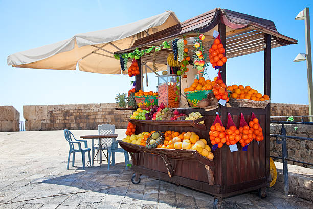 ショップでは、新鮮なフルーツジュース、イズラエル akko 、 - 露店 ストックフォトと画像