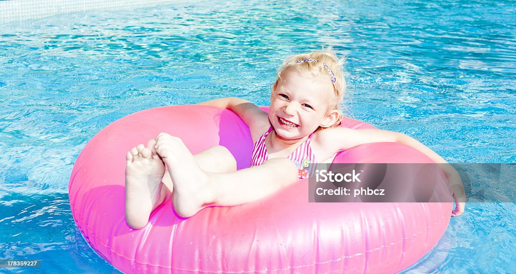 Ragazza in piscina - Foto stock royalty-free di Bambino