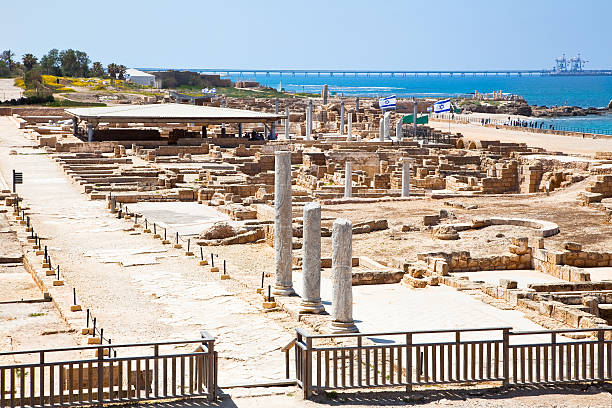 руины под старину кесария. израиль. - caesarea стоковые фото и изображения