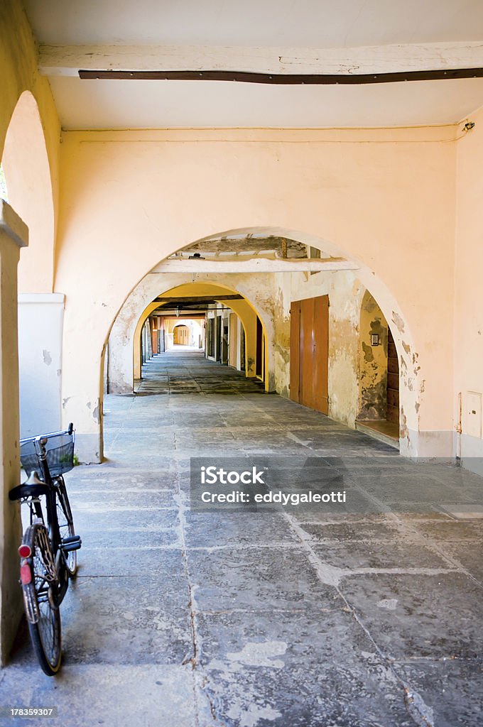 Typowe ganku z rowerów w Novellara, Włochy - Zbiór zdjęć royalty-free (Architektura)