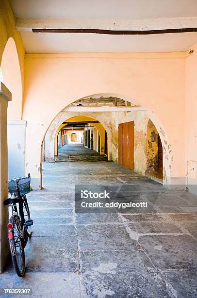 Típica Porch Com Bicicleta Em Novellara Itália - Fotografias de stock e mais imagens de Arquitetura - Arquitetura, Bicicleta, Caraterística Arquitetural