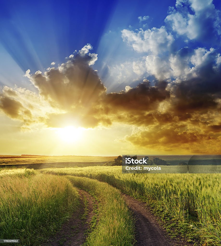 Gute Sonnenuntergang über die rural road - Lizenzfrei Paradies Stock-Foto