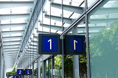 nummer-schild-am-flughafen-parkplatz.jpg?b=1&s=170x170&k=20&c=u5JzjLWYGHuHJObgd2xWbLLSshObOq1JmHr2Xo0CGi0=