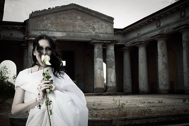 bonitos ghost - spooky cemetery single flower flower imagens e fotografias de stock
