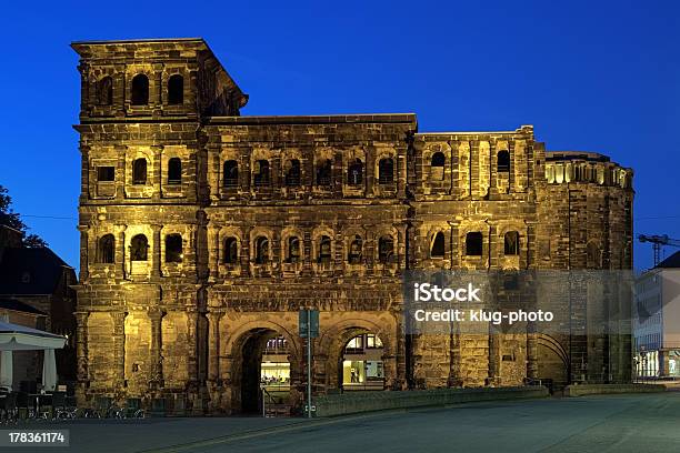 Noite Vista Da Porta Nigra Em Trier Alemanha - Fotografias de stock e mais imagens de Alemanha - Alemanha, Anoitecer, Antigo