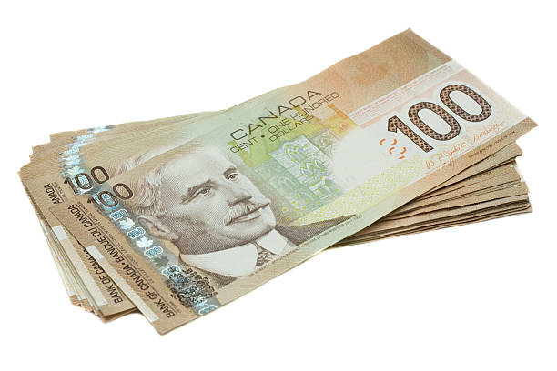 pila di banconota da 100 dollari canadesi - banconota del dollaro canadese foto e immagini stock