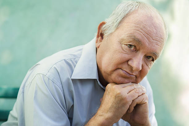 ritratto di uomo anziano calvo triste guardando fotocamera - men senior adult serious depression foto e immagini stock