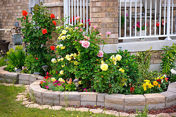 jardin avec pierre aménagement paysager - landscaped retaining wall wall stone photos et images de collection