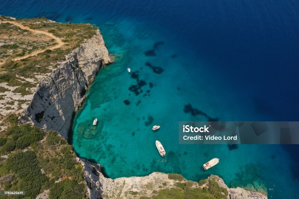 White boats, yachts in blue turquoise ocean lagoon, rocky mountain shore, aerial - Royalty-free Drone Foto de stock White boats, yachts in blue turquoise ocean lagoon, rocky mountain shore, aerial - Royalty-free Drone Foto de stock