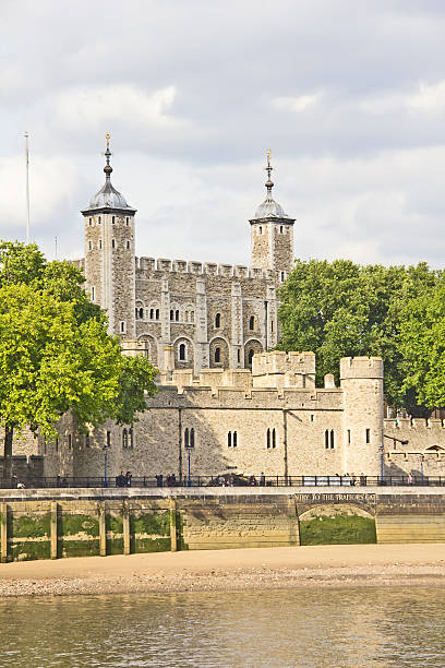 тауэр of london - local landmark international landmark middle ages tower of london стоковые фото и изображения