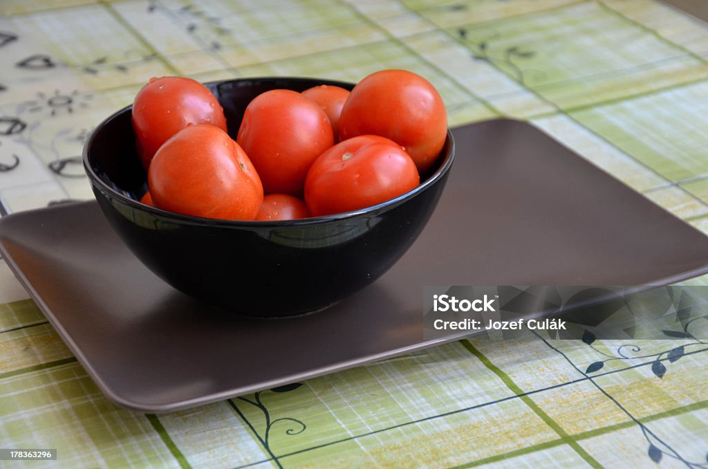 Noir bol rempli de tomates - Photo de Agriculture libre de droits