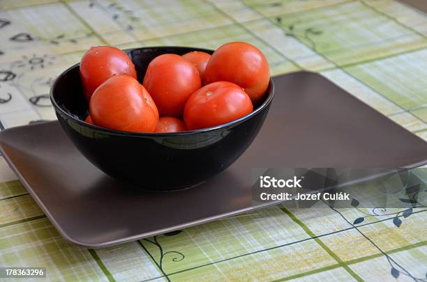Black Puchar Pełen Pomidory - zdjęcia stockowe i więcej obrazów Biurko - Biurko, Bliski, Bliskie zbliżenie