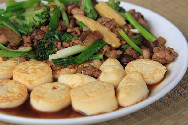 stir-fried tofu mit gemüse-mix - tofu chinese cuisine vegetarian food broccoli stock-fotos und bilder