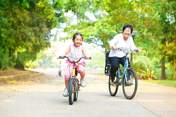 equitação em bicicleta - grandmother action senior adult grandparent imagens e fotografias de stock