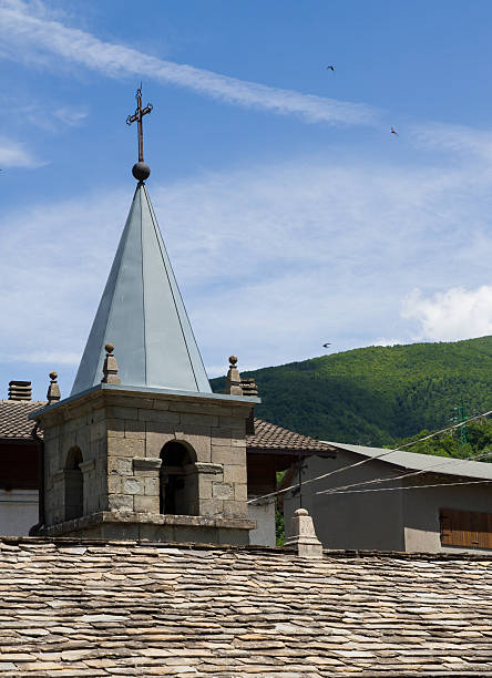 Igreja spire, Apeninos - foto de acervo