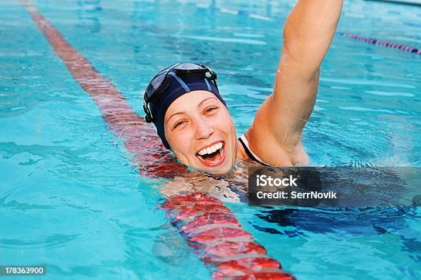 저는 이 대회에서 것입니다 미소에 대한 스톡 사진 및 기타 이미지 - 미소, 수영-동작 활동, 여자