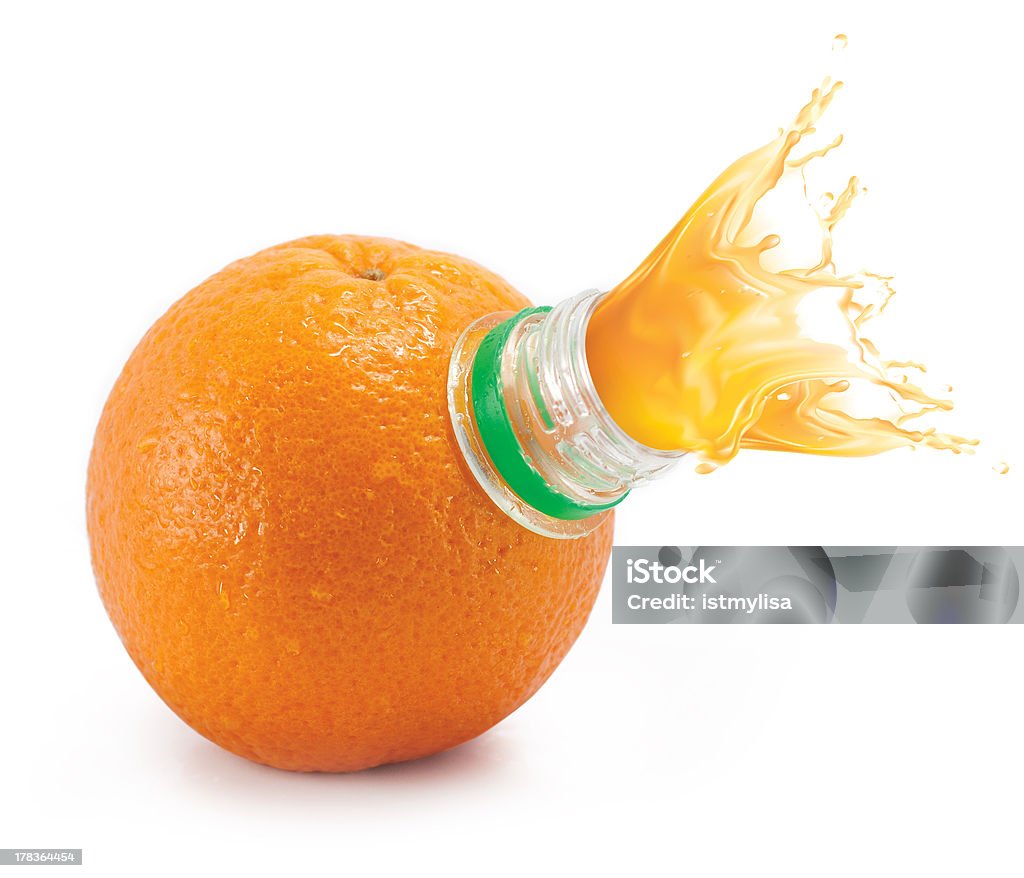 Arancio con collo di bottiglia e spruzzi di succo di frutta - Foto stock royalty-free di Bottiglia d'acqua