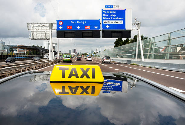 市内タクシー - taxi transportation motion city ストックフォトと画像