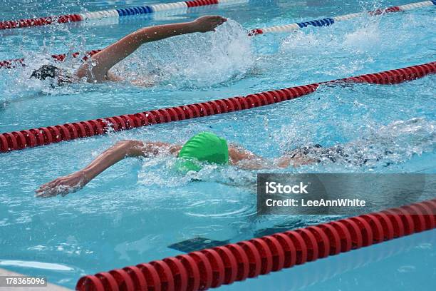 Foto de Freestyle Corrida Ao Anoitecer e mais fotos de stock de Torneio de natação - Torneio de natação, Adolescente, Competição
