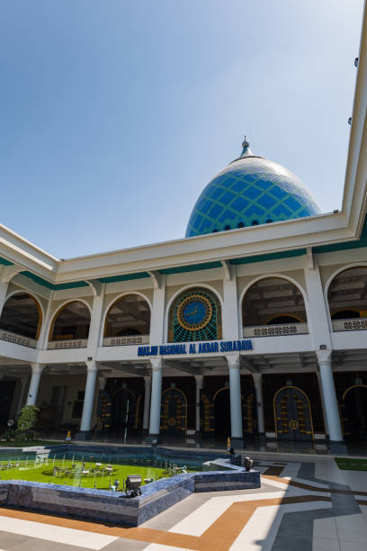 grande mesquita de surabaya, masjid al akbar em indonésio, na cidade de surabaya, indonésia - akbar the great - fotografias e filmes do acervo