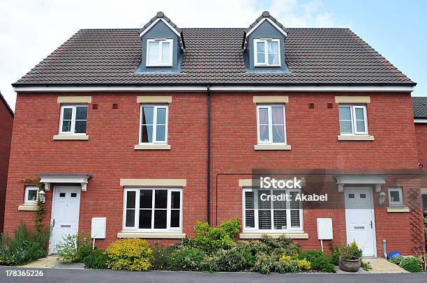 Semidetached Red Brick Houses Stok Fotoğraflar & Yarı-Müstakil Ev‘nin Daha Fazla Resimleri - Yarı-Müstakil Ev, Ev, Birleşik Krallık