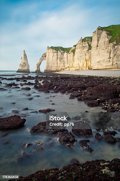Etretat Praia Na Normandia França - Fotografias de stock e mais imagens de Ao Ar Livre - Ao Ar Livre, Arco Natural, Azul