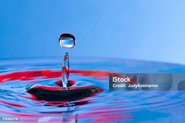 Schöne Rote Und Blaue Wasser Mit Splash Stockfoto und mehr Bilder von Abstrakt - Abstrakt, Bewegung, Bildhintergrund
