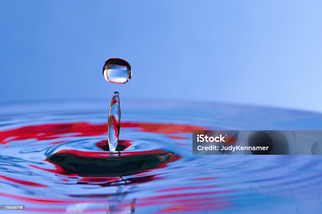 Bella rosso e blu acqua goccia con splash - Foto stock royalty-free di Acqua