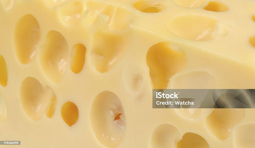 Queso suizo con orificios grandes primer plano - Foto de stock de Agujero libre de derechos