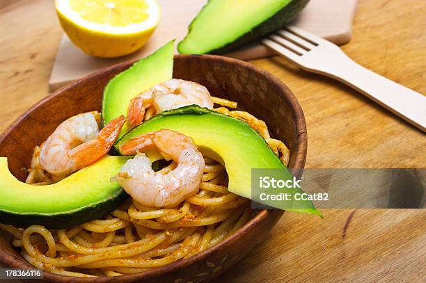 Esparguete Com Camarões - Fotografias de stock e mais imagens de Abacate - Abacate, Camarão - Marisco, Massa - Alimento Básico