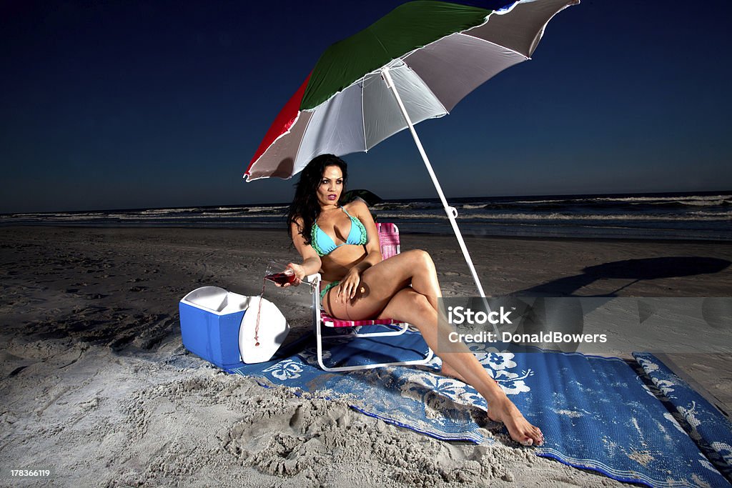 Jovem Brunette mulher sentada na cadeira de praia - Foto de stock de Adulto royalty-free