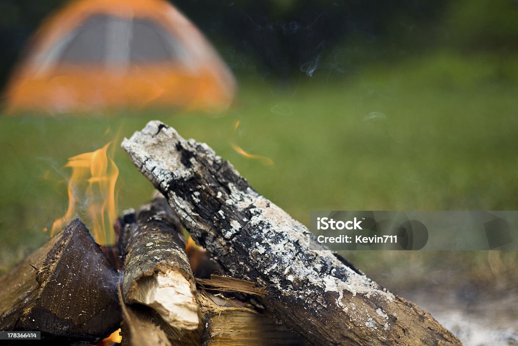 Fogueira de acampamento com tenda - Royalty-free Acampar Foto de stock