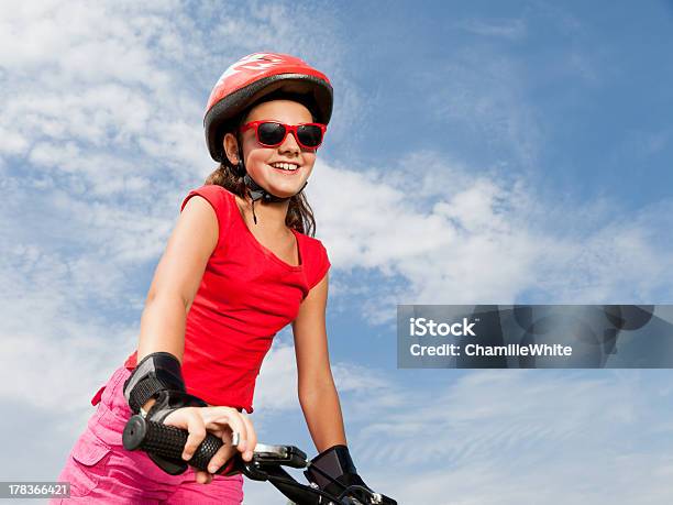 Foto de Garota Em Uma Bicicleta e mais fotos de stock de Adolescente - Adolescente, Alegria, Artigo de vestuário para cabeça