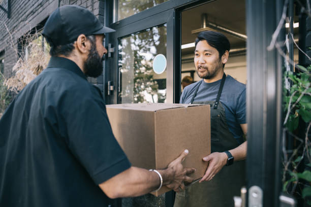 istock Japanese small business owner accepts a delivery from courier 1783666438