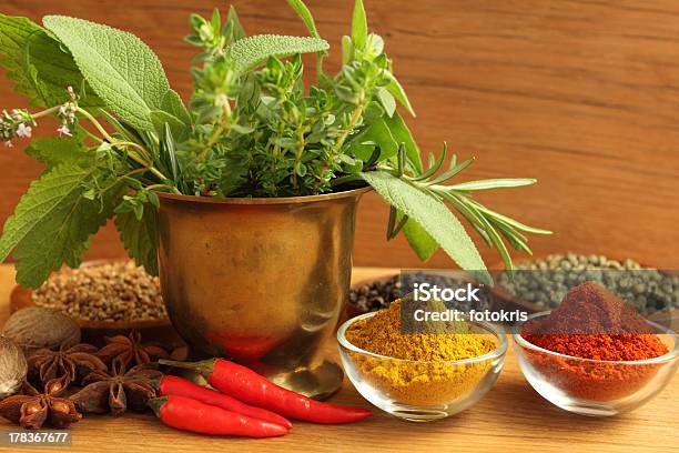 Ervas Aromáticas Secas E Especiarias - Fotografias de stock e mais imagens de Alecrim - Alecrim, Alimentação Não-saudável, Açafrão-da-índia