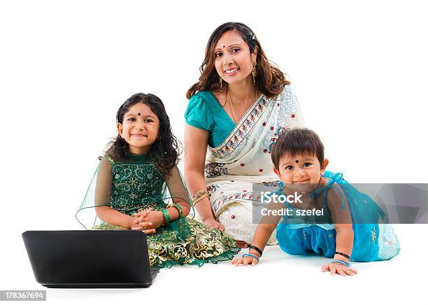 東洋の伝統的なインドのご家族と白い背景の上のラップトップコンピュータ - 30代のストックフォトや画像を多数ご用意 - 30代, 30代の女性, 3人