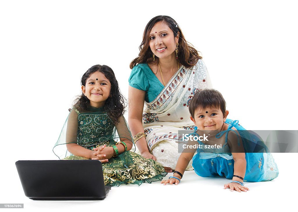Indyjski tradycyjny azjatyckie rodziny za pomocą laptopa na białym tle - Zbiór zdjęć royalty-free (30-39 lat)