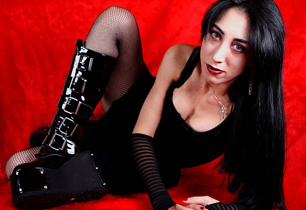 mujer en negro - corset gothic style fetish wear women fotografías e imágenes de stock