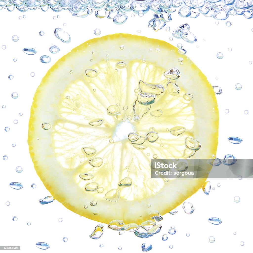 Limone in un liquido con bolle. - Foto stock royalty-free di Agrume