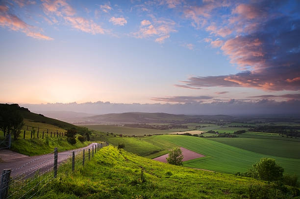 hermoso paisaje de campo inglesa de colinas - hill dusk sunset heat haze fotografías e imágenes de stock