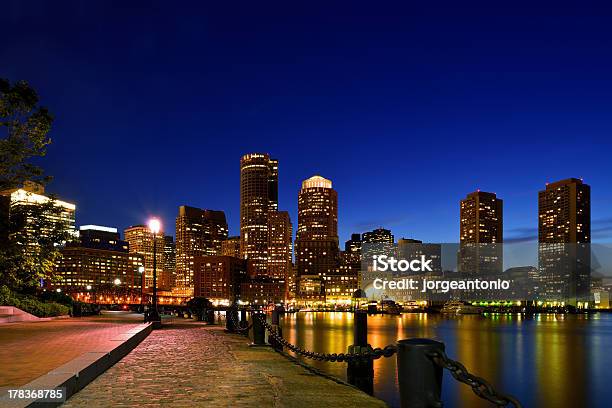 Porto De Boston À Noite - Fotografias de stock e mais imagens de Boston - Massachusetts - Boston - Massachusetts, Azul, Horizonte Urbano