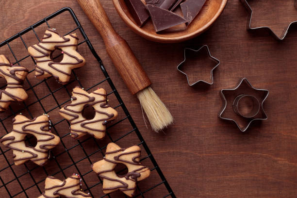 焼きたての自家製星型クッキーとチョコレートを木製のテーブルの上のグリッドに、コピースペース