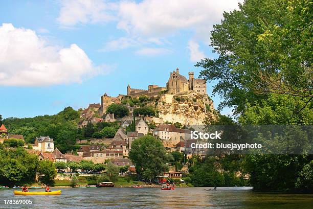 Paseos En Kayak Por El Río Dordoña En Francia Foto de stock y más banco de imágenes de Ardèche - Ardèche, Dordoña, Castillo de Beynac