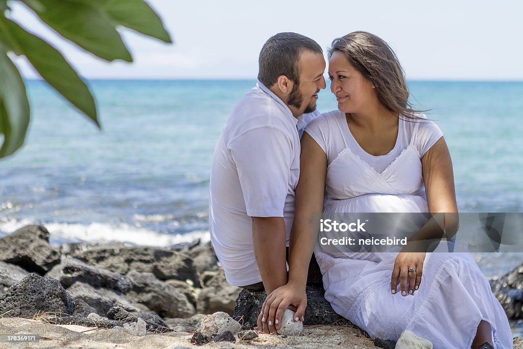 Esperando Jovem casal - Foto de stock de Casal royalty-free