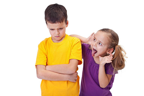 소녀 메롱 및 mocking a boy) - bullying sneering rejection child 뉴스 사진 이미지