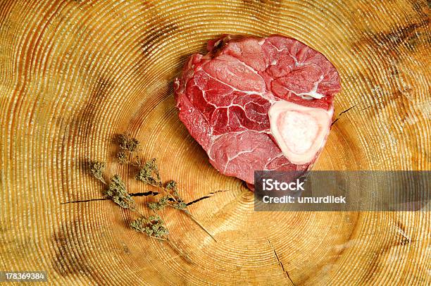 Biała Chwyty Osso Bucco - zdjęcia stockowe i więcej obrazów Bitka mięsna - Bitka mięsna, Cielęcina, Czerwona papryka chili