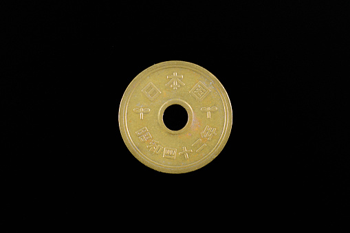 5 yen brass coin issued in 1967, old design with hole